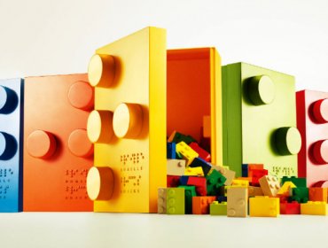 Estas innovadoras piezas de Lego le enseñan a niños ciegos a leer mientras juegan