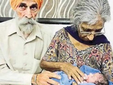 Mujer india da a luz a su primer bebé a los 70 años