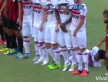La insólita manera para evitar que tiro libre de Mark González se convirtiera en gol