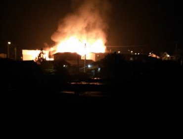 Una mujer fallecida y un herido deja incendio de madrugada en Padre Hurtado