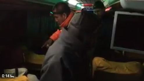 Rescatan a pasajeros tras quedar atrapados en paso fronterizo Jama