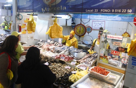 Marea roja: Locatarios se tomaron el Terminal Pesquero, protestan por bajas ventas