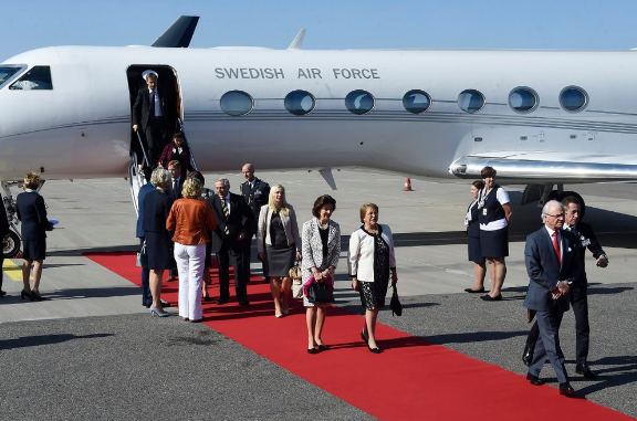 Bachelet arriba a Gotemburgo en compañía del Rey Carlos Gustavo de Suecia