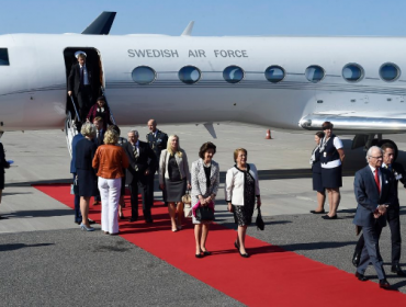 Bachelet arriba a Gotemburgo en compañía del Rey Carlos Gustavo de Suecia