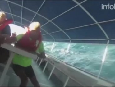 Video: Turistas viven momento aterrador al naufragar en un bote en Costa Rica