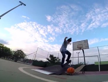 Video: Increíble maniobra en skate para encestar el balón