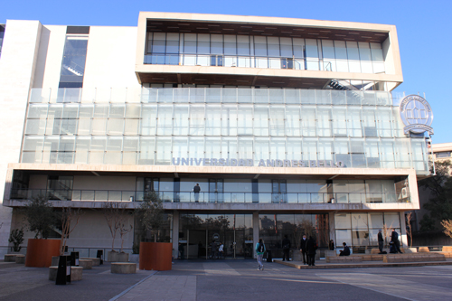 Carabineros desaloja a estudiantes en toma de la U. Andrés Bello de sede Bellavista
