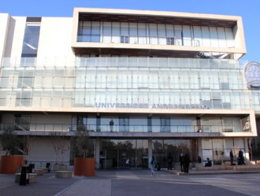 Carabineros desaloja a estudiantes en toma de la U. Andrés Bello de sede Bellavista