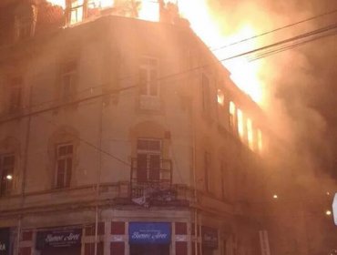 Incendio consumió edificio patrimonial en Valparaíso