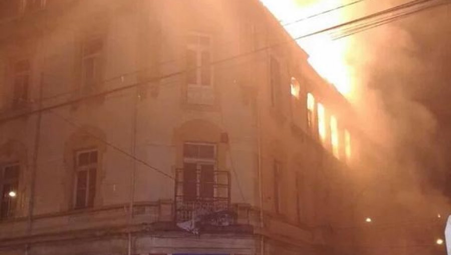 Incendio consumió edificio patrimonial en Valparaíso