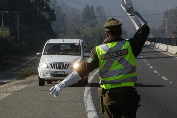 Carabinero es atropellado por un conductor que intentó evitar un control