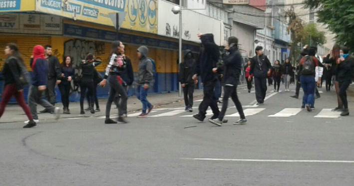 Manifestación a las afueras del Liceo Confederación Suiza termina con incidentes