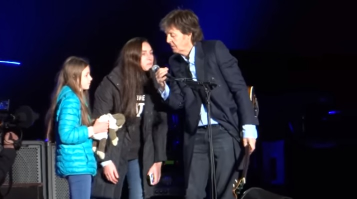Una niña argentina cumple su sueño y toca con Paul McCartney