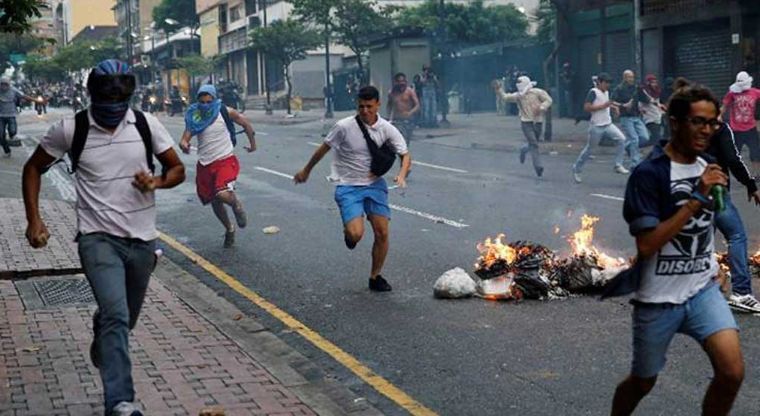 Venezuela: Un video brutal muestra a manifestantes atacando con palos y piedras a policías