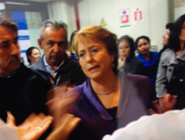 Presidenta Bachelet llegó a la ex Posta Central para visitar a Nabila Riffo