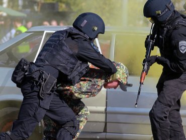 Un hombre armado toma rehenes en un banco de Moscú