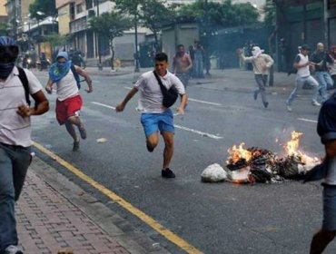 Venezuela: Un video brutal muestra a manifestantes atacando con palos y piedras a policías