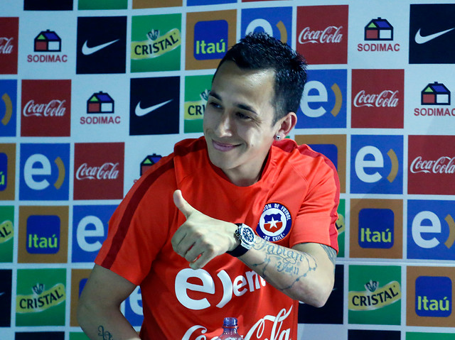 Fabián Orellana encendió las alarmas en la 'Roja' por dolores en su rodilla