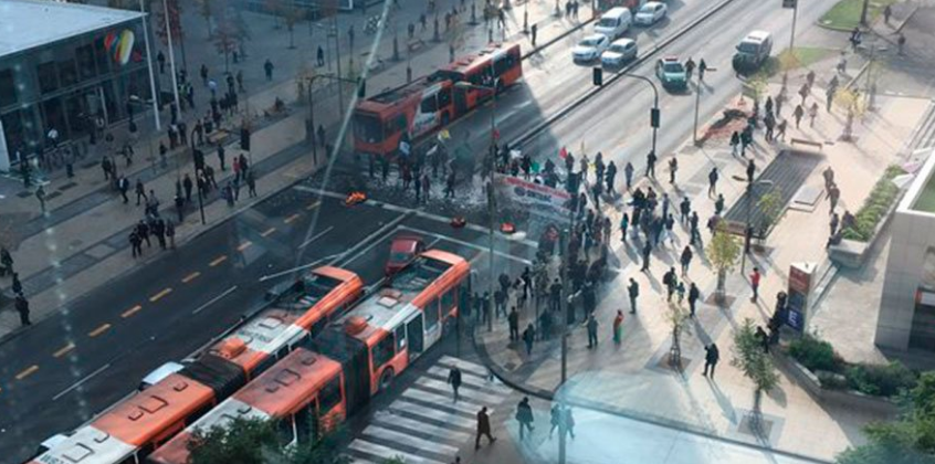 Video: Trabajadores de call center levantan barricadas en Avenida Apoquindo