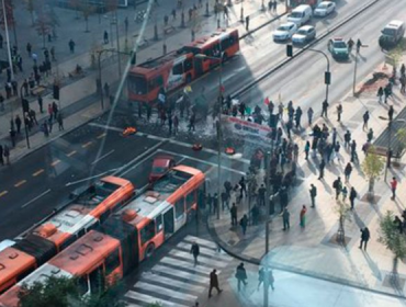 Video: Trabajadores de call center levantan barricadas en Avenida Apoquindo