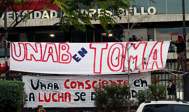 Estudiantes de la UNAB cortan el tránsito en el frontis de la sede Bellavista