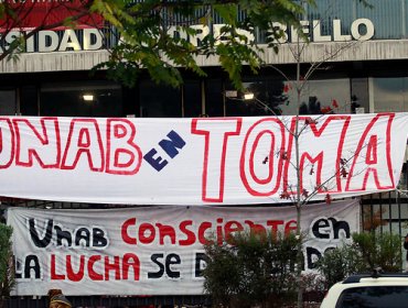 Estudiantes de la UNAB cortan el tránsito en el frontis de la sede Bellavista