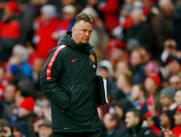 El Manchester United oficializó la desvinculación de Louis Van Gaal