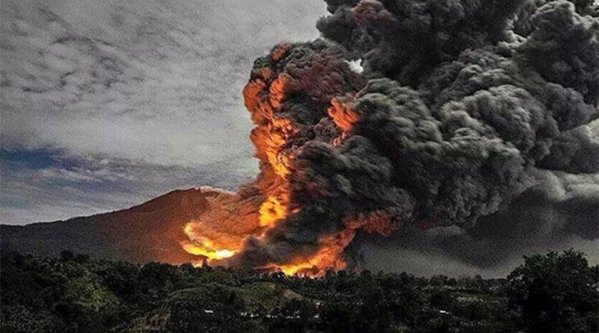 Indonesia: Erupción deja 7 muertos y cubre con una gruesa capa de ceniza varias aldeas