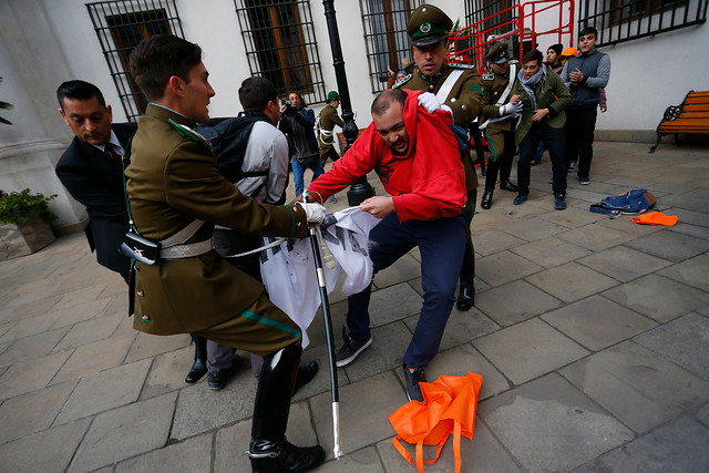 Estudiantes vulneran medidas de seguridad y entran a la fuerza a La Moneda