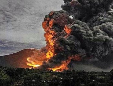 Indonesia: Erupción deja 7 muertos y cubre con una gruesa capa de ceniza varias aldeas