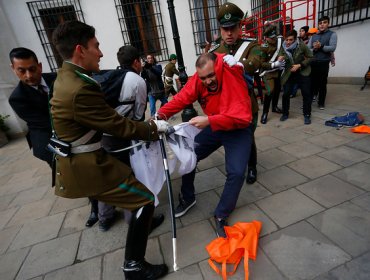 Estudiantes vulneran medidas de seguridad y entran a la fuerza a La Moneda