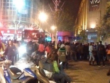 Incendio en Mall del Centro en Santiago: Transito suspendido