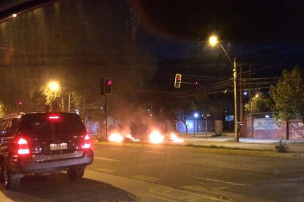 Desconocidos levantan barricadas en Santiago