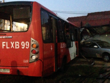 Bus del Transantiago choca con una casa en la comuna de Quilicura