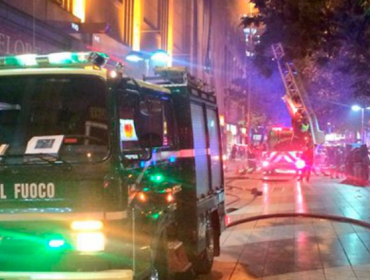 Bomberos debió evacuar Mall Centro de Santiago tras registrarse un incendio