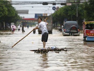 China: Torrenciales lluvias provocan el derrumbe de un edificio residencial (Video)