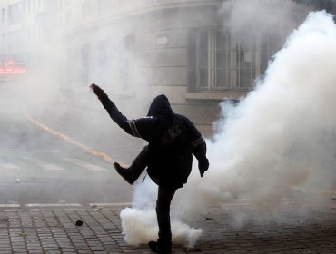 Marcha no autorizada: Estudiantes y Carabineros protagonizan serios incidentes en el centro de Stgo. (imágenes)