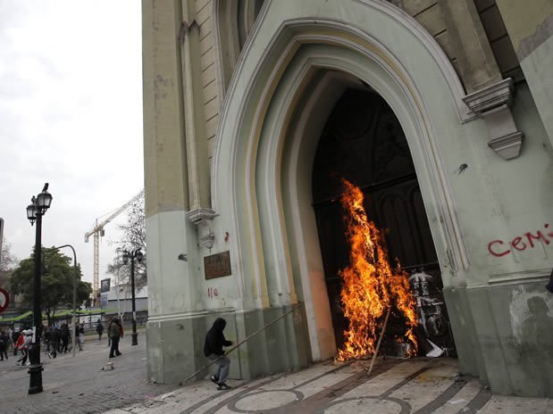 Se registró atentado incendiario en la Iglesia de la Gratitud Nacional de Santiago