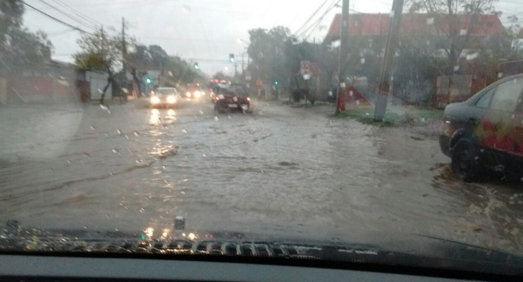 Fuerte tormenta eléctrica y granizos sorprende a comuna de Los Andes