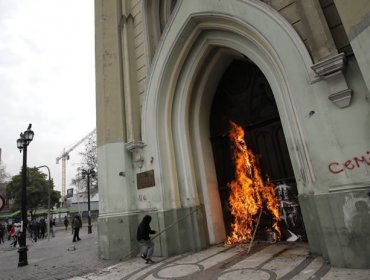 Se registró atentado incendiario en la Iglesia de la Gratitud Nacional de Santiago