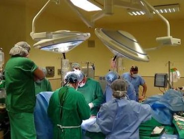 Mujer perdió mano implantada por necrosis