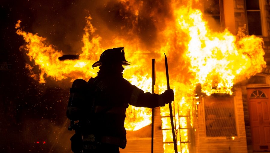 Hombre sufre graves quemaduras en su cuerpo tras tratar de evitar incendio en su casa