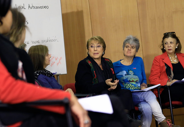 Observadores cuestionaron dichos de Bachelet en cabildo realizado en Providencia