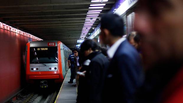 Metro: Suspenden servicio en Línea 2 por caída de persona a la línea férrea