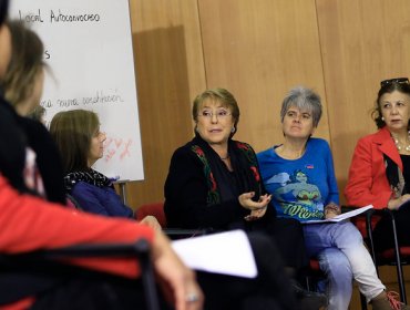 Observadores cuestionaron dichos de Bachelet en cabildo realizado en Providencia