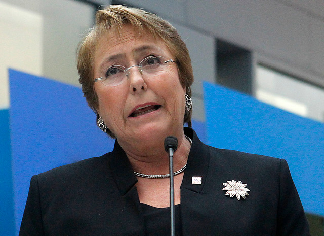 Justicia acoge querella de Michelle Bachelet contra revista Qué Pasa