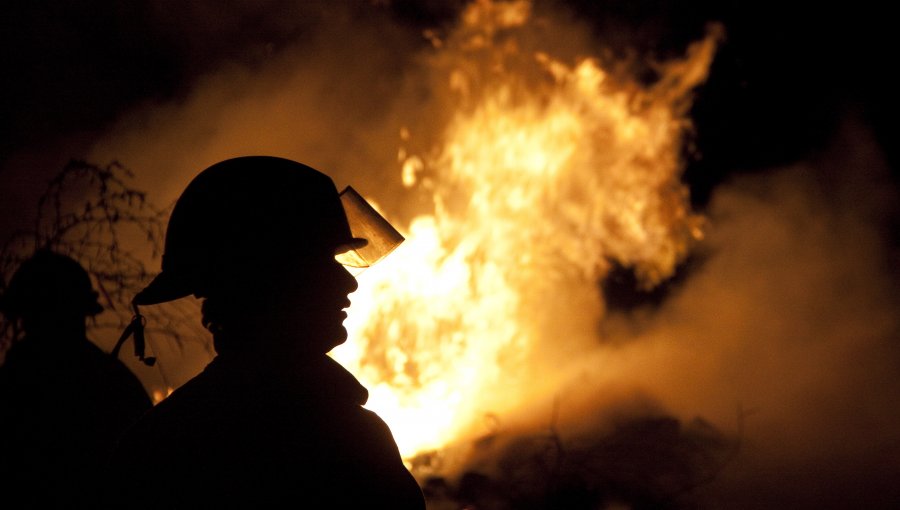 Incendio deja dos viviendas destruidas en la comuna de Puente Alto