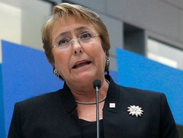 Justicia acoge querella de Michelle Bachelet contra revista Qué Pasa