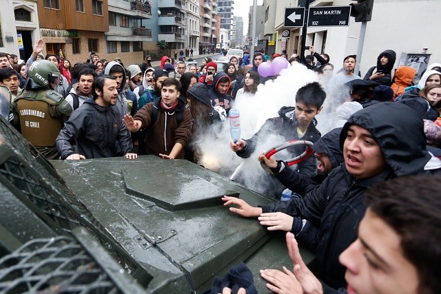 Incidentes entre estudiantes de la UNAB y FF.EE en marcha no autorizada