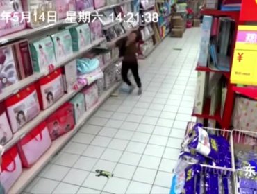 Aterrador video muestra a una mujer supuestamente poseída en un supermercado